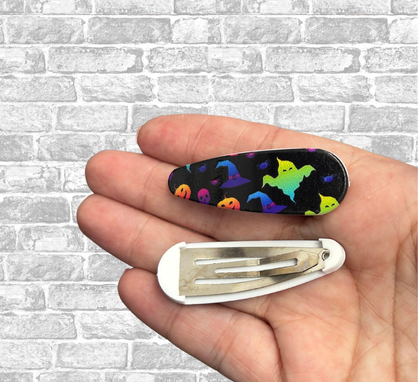 Neon ghost patterned snap clip with cover